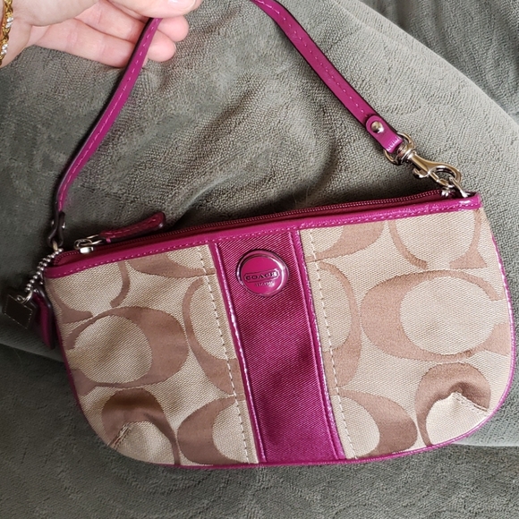 Coach Large Signature Wristlet - Picture 16 of 16